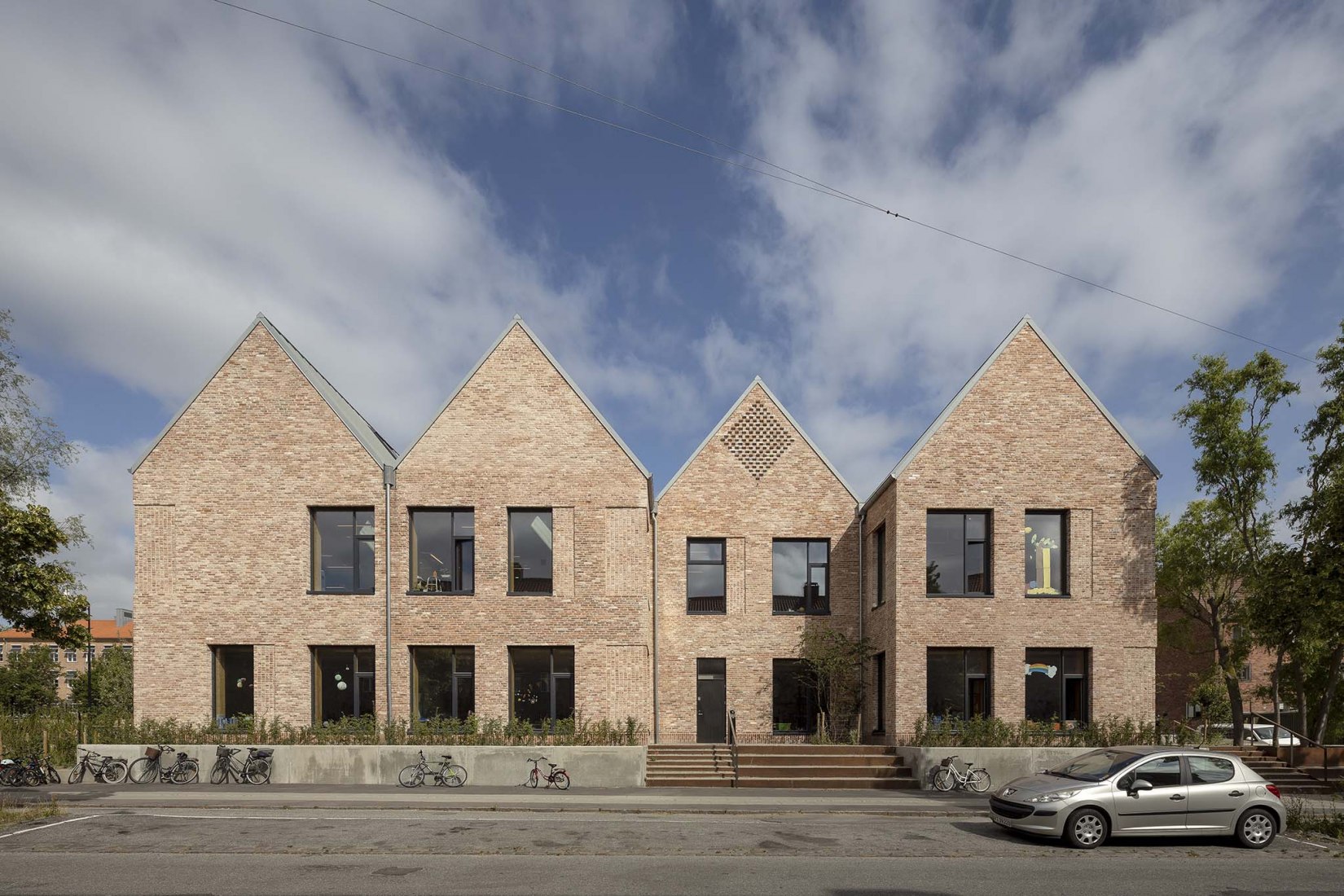 Escuela Grøndalsvængets por JJW ARKITEKTER. Fotografía por Torben Eskerod.