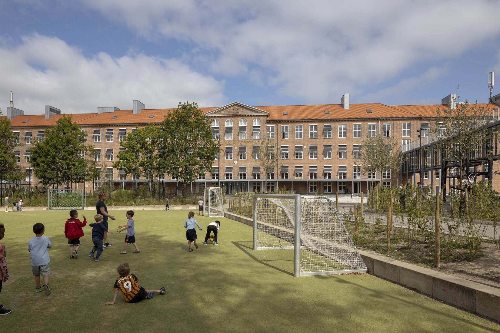 Escuela Grøndalsvængets por JJW ARKITEKTER. Fotografía por Torben Eskerod.