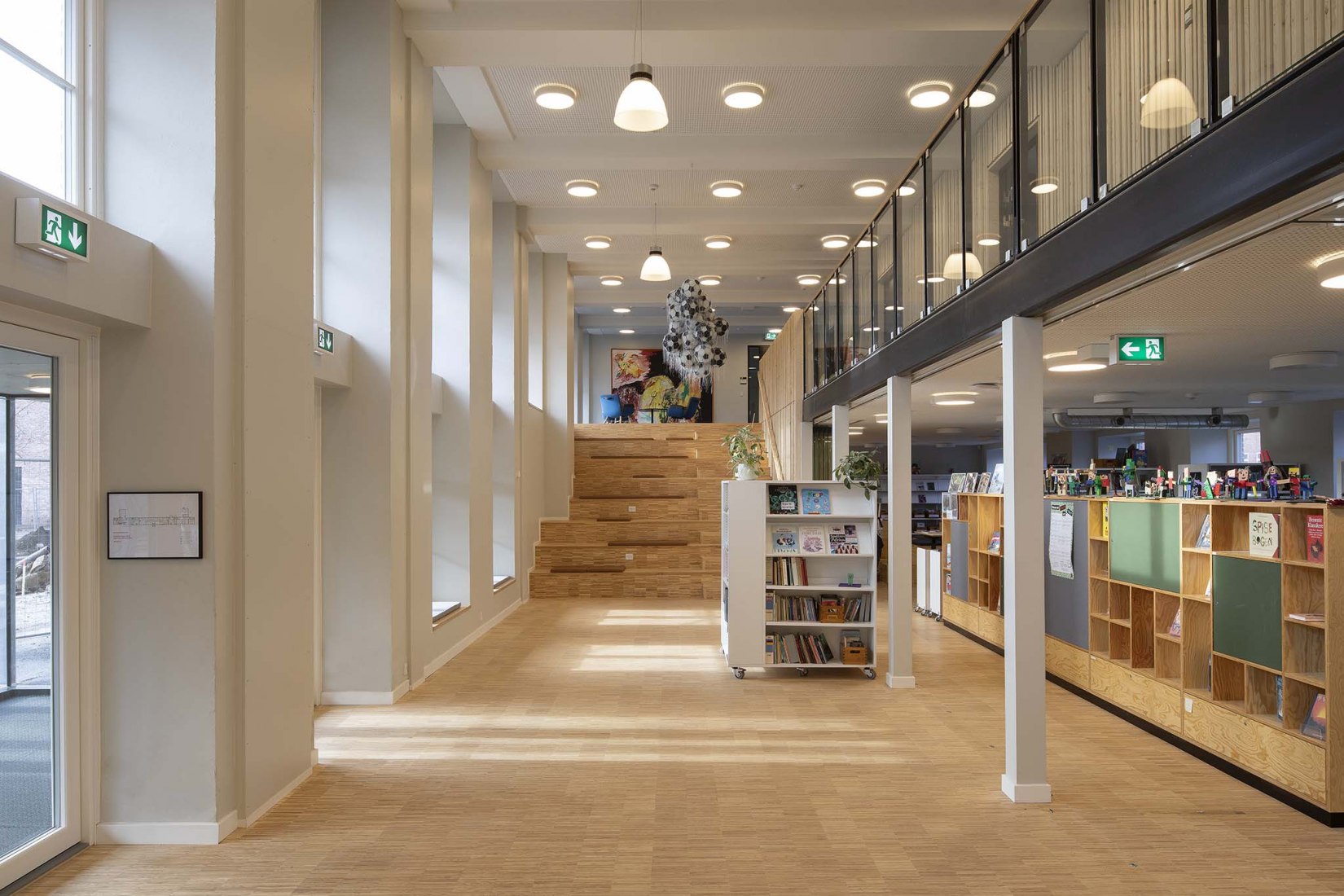 Escuela Grøndalsvængets por JJW ARKITEKTER. Fotografía por Torben Eskerod.