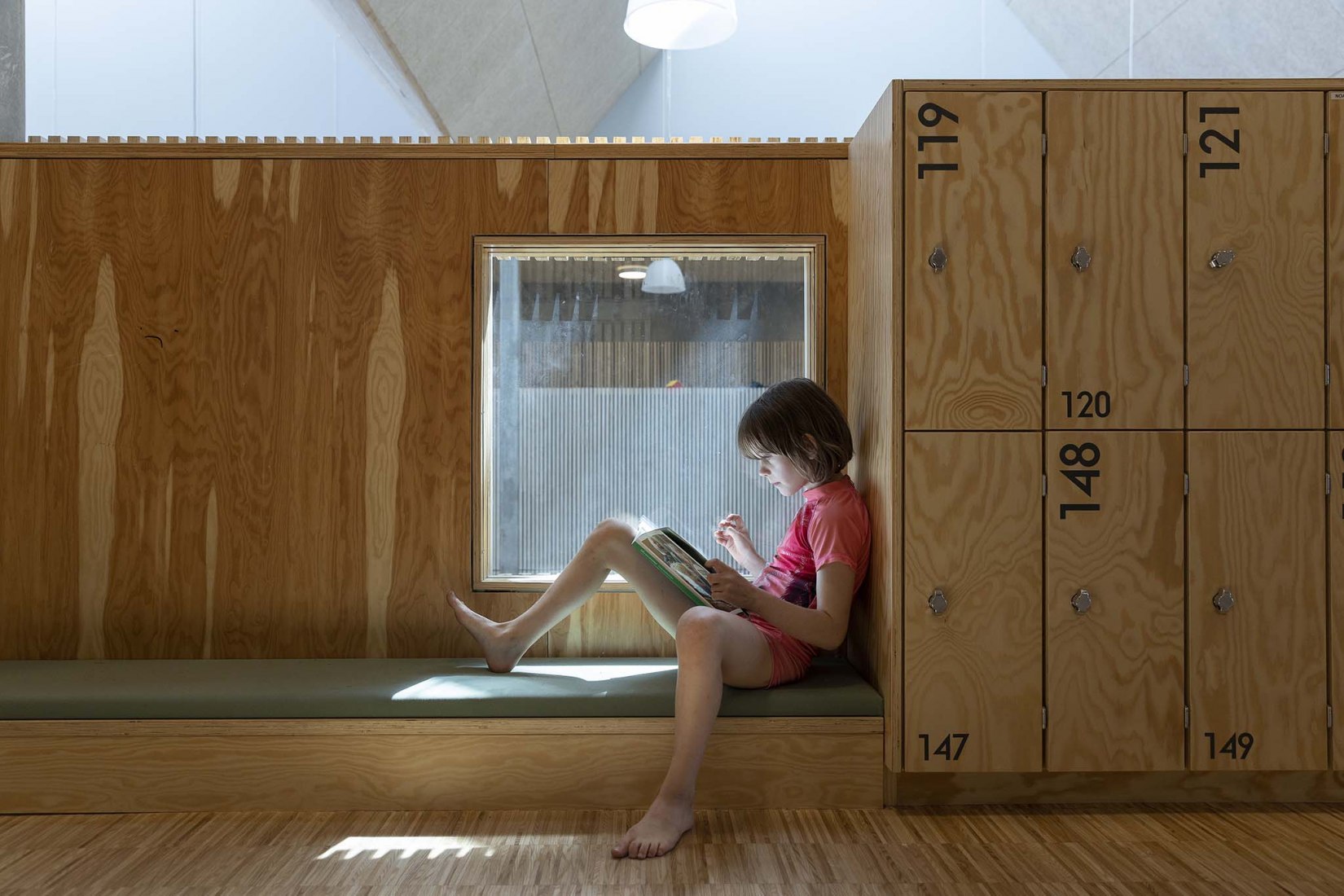 Escuela Grøndalsvængets por JJW ARKITEKTER. Fotografía por Torben Eskerod.