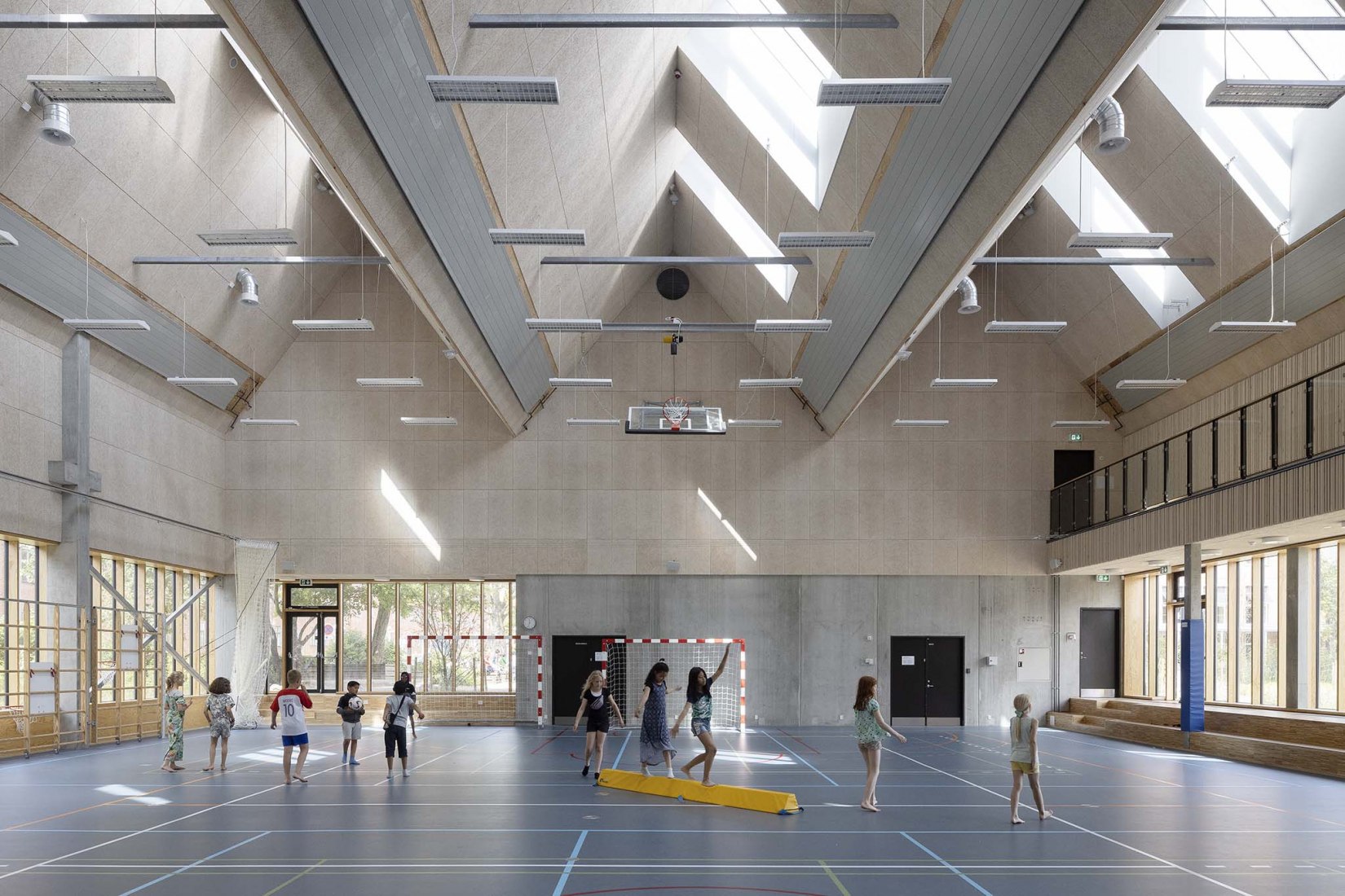 Escuela Grøndalsvængets por JJW ARKITEKTER. Fotografía por Torben Eskerod.