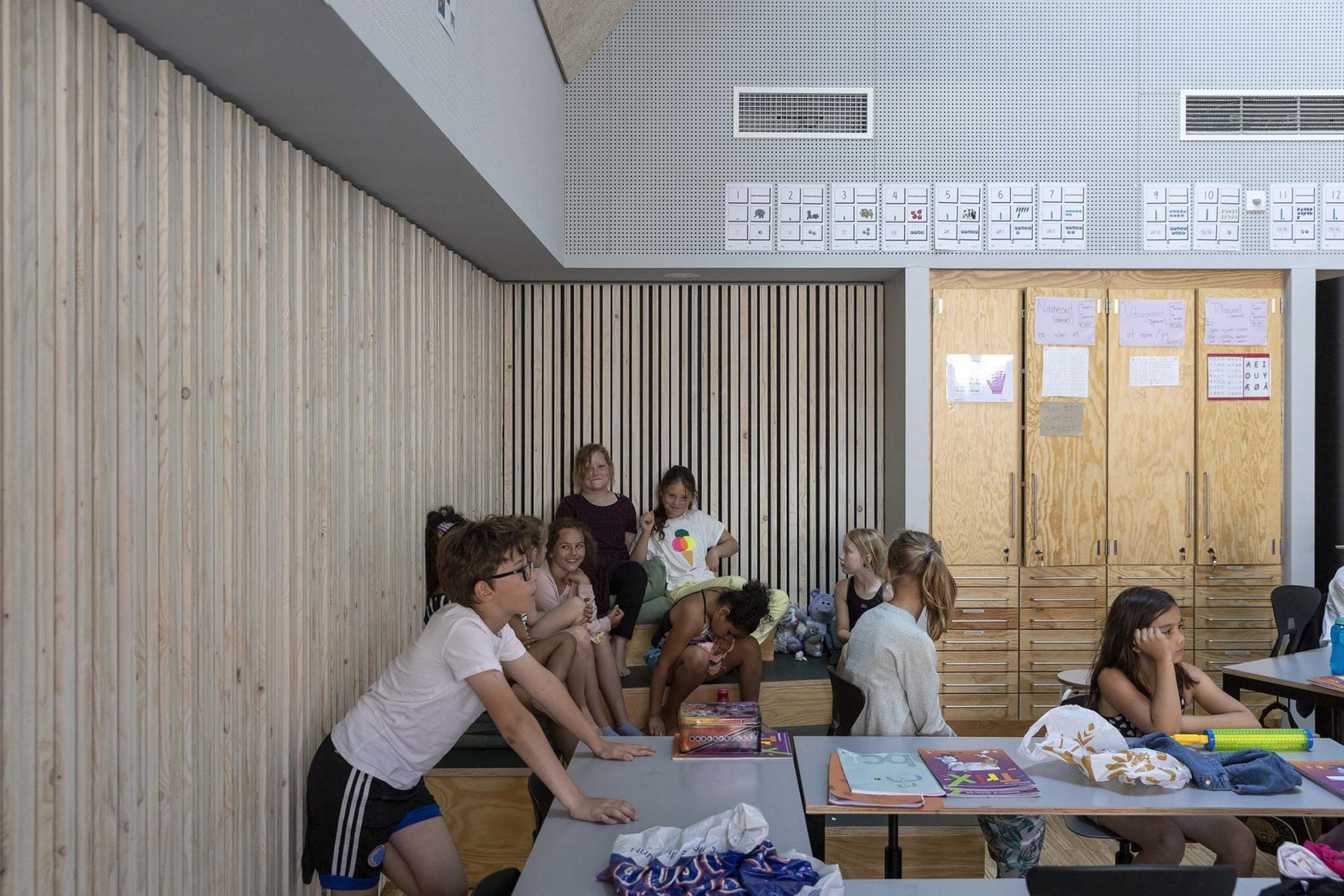Escuela Grøndalsvængets por JJW ARKITEKTER. Fotografía por Torben Eskerod.