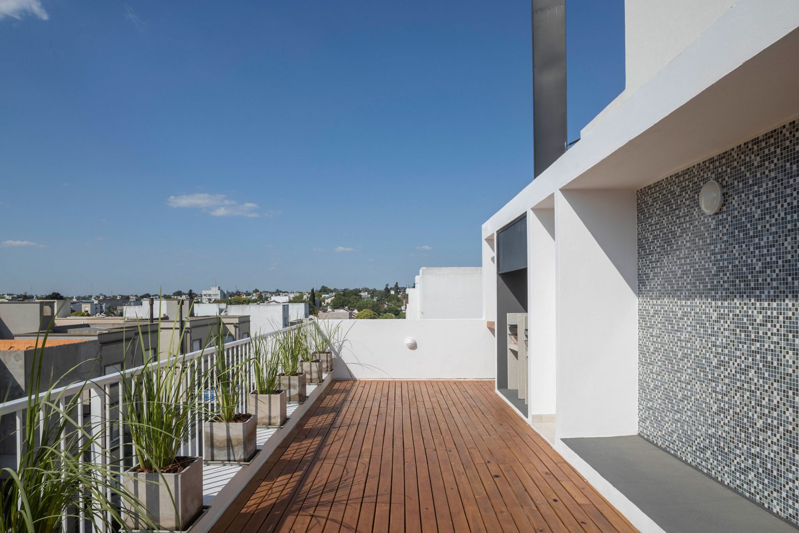 Edificio MAYO por Guadagna arquitectos. Fotografía por Luis Barandiaran.
