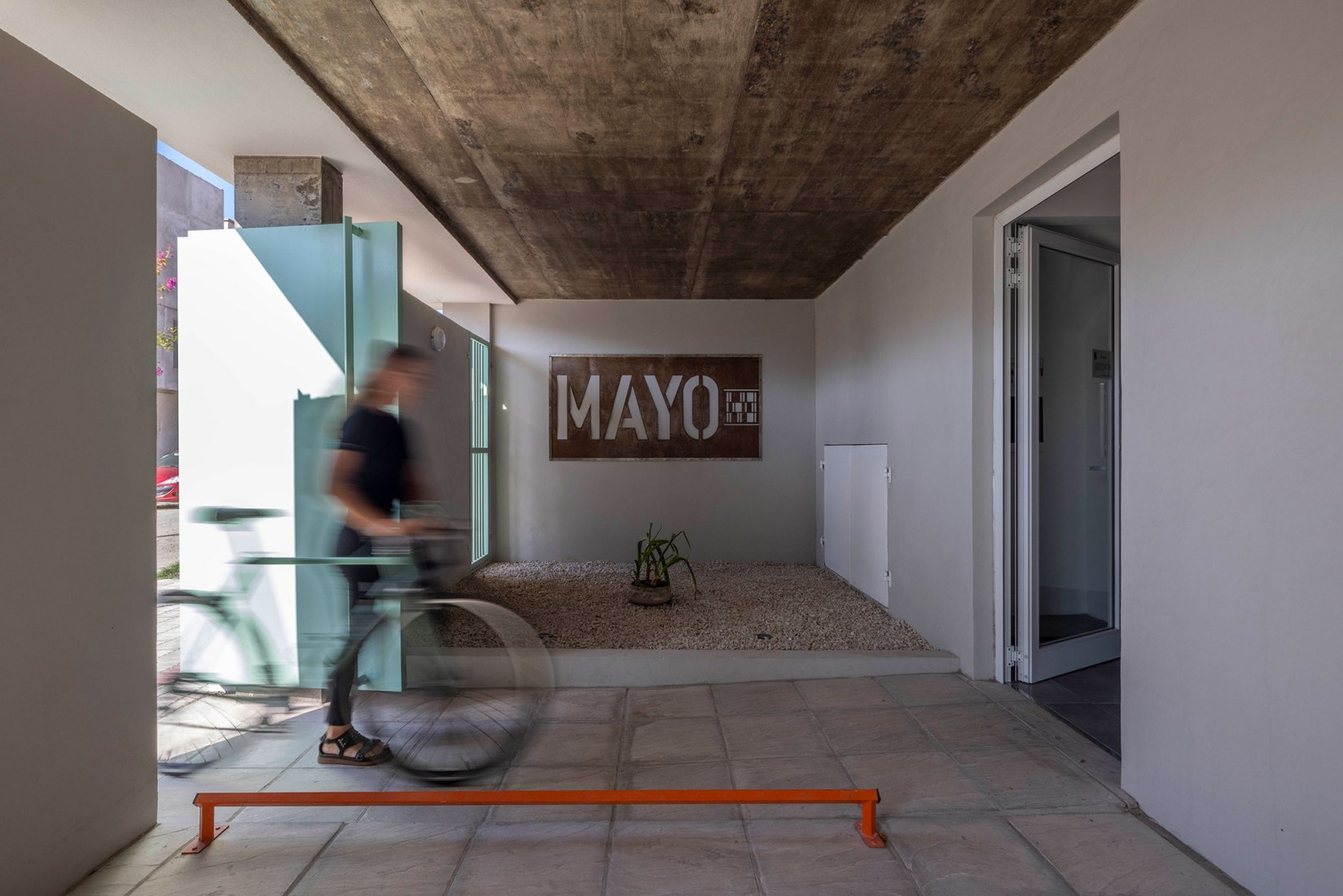 Edificio MAYO por Guadagna arquitectos. Fotografía por Luis Barandiaran.