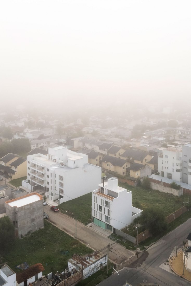 Edificio MAYO por Guadagna arquitectos. Fotografía por Luis Barandiaran.
