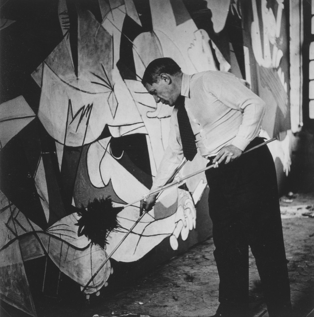 Dora Maar. Picasso de pie trabajando en el Guernica en su taller de Grands-Augustins, París, 1937. Gelatinobromuro de plata sobre papel. 20,7 x 20 cm. Museo Nacional Centro de Arte Reina Sofía.