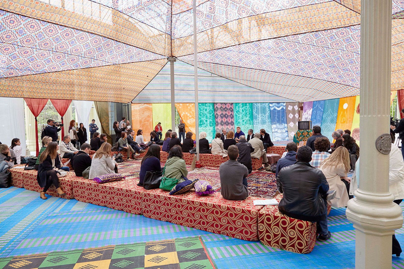 Presentación de la muestra de Federico Guzmán,  Tuiza. Las culturas de la jaima, en el  Palacio de Cristal. Museo Nacional Centro de Arte Reina Sofía, 2015.