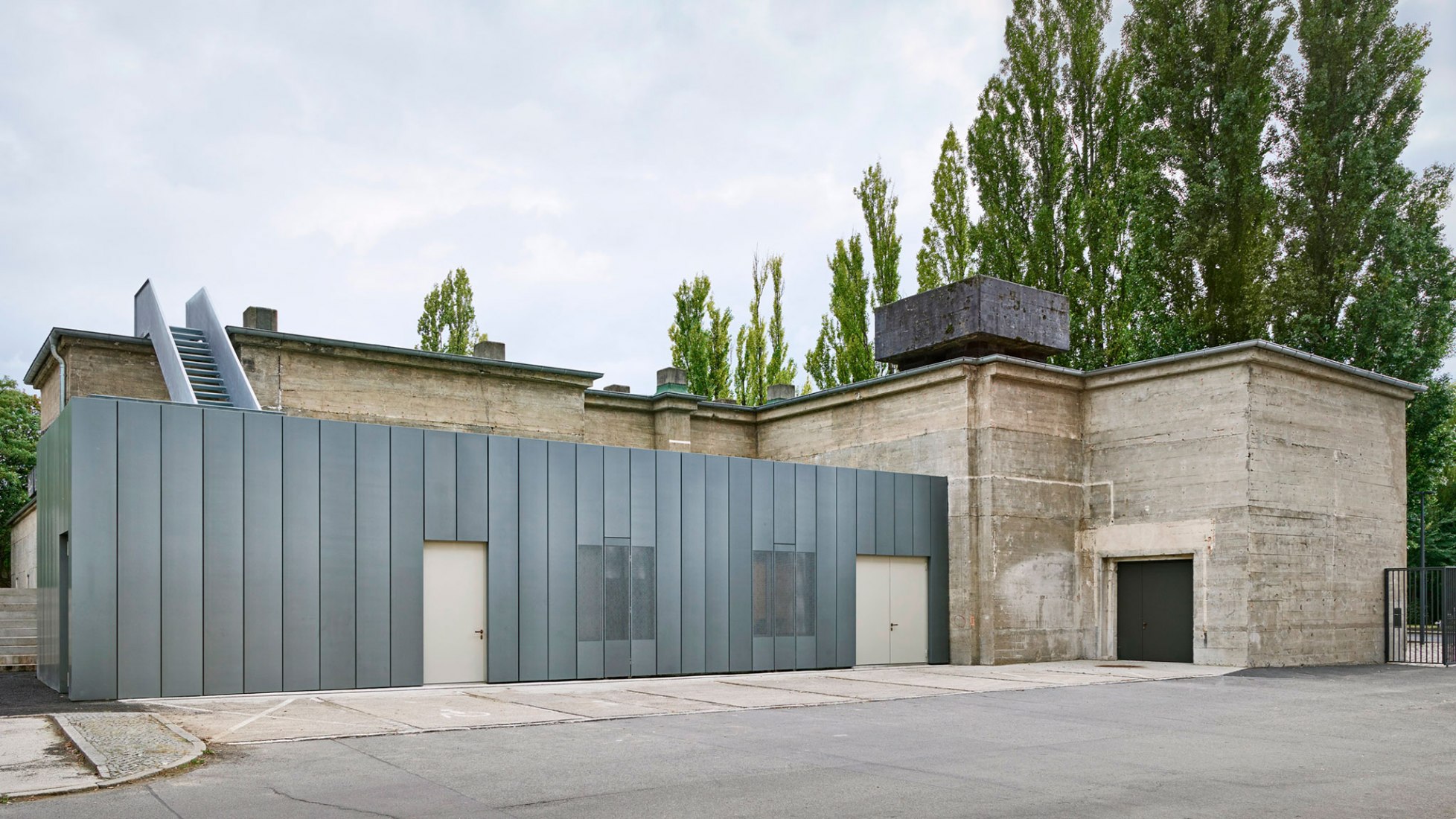 Vista del acceso. Nueva sede de la Colección Feuerle por John Pawson. Fotografía © Holger Niehaus