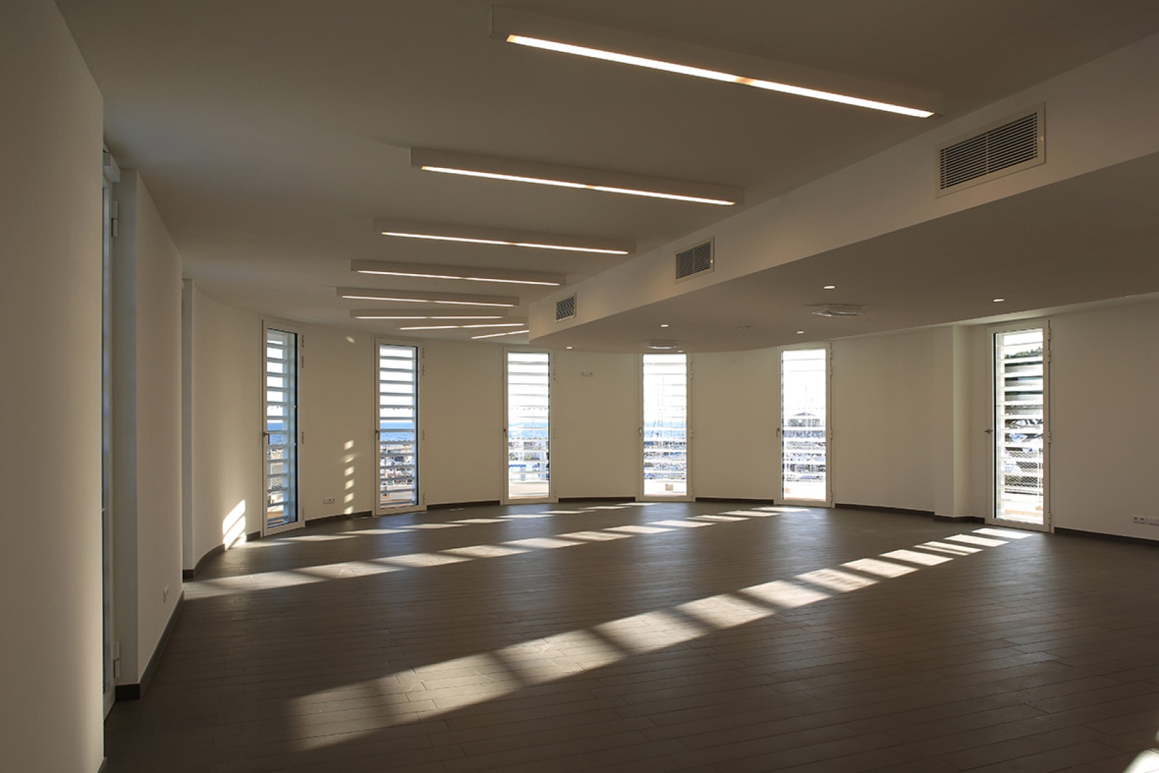 Vista interior de la oficina del Capitán del puerto por Pietri Architectes. Fotografía por Christian Michel.