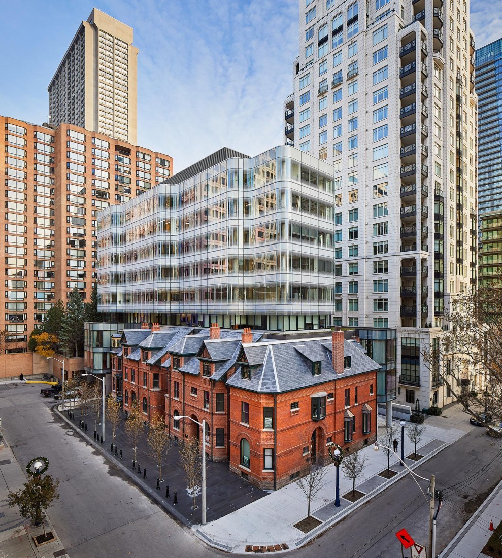 View looking south-east. 7 St. Thomas by Hariri Pontarini Architects. Photograph © doublespace photography