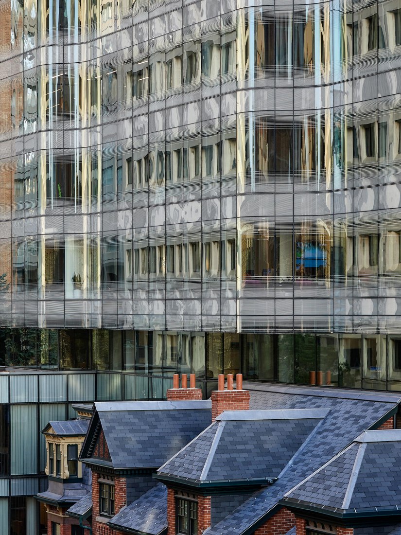 Detalle de fachada de vidrio curvo. 7 St. Thomas por Hariri Pontarini Architects. Fotografía © doublespace photography