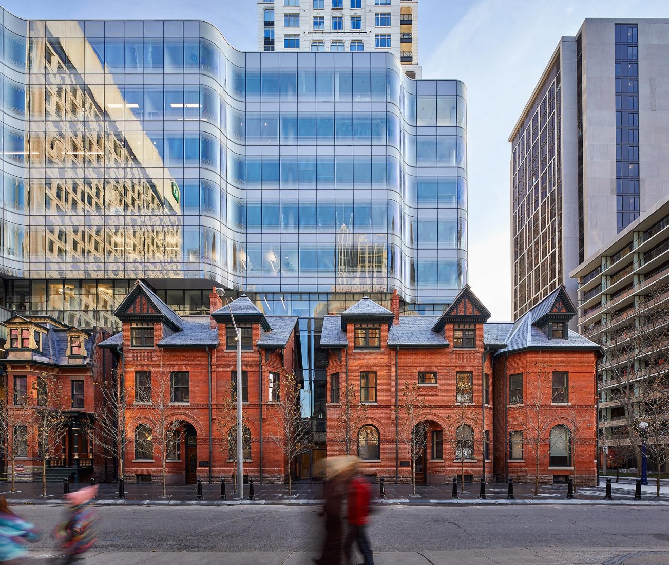 Vista exterior sur. 7 St. Thomas por Hariri Pontarini Architects. Fotografía © doublespace photography
