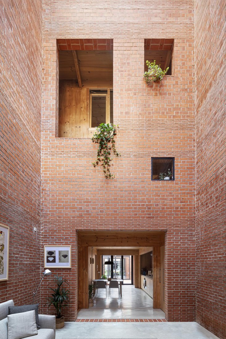 House 1721 by Harquitectes. Photograph by Adrià Goula.