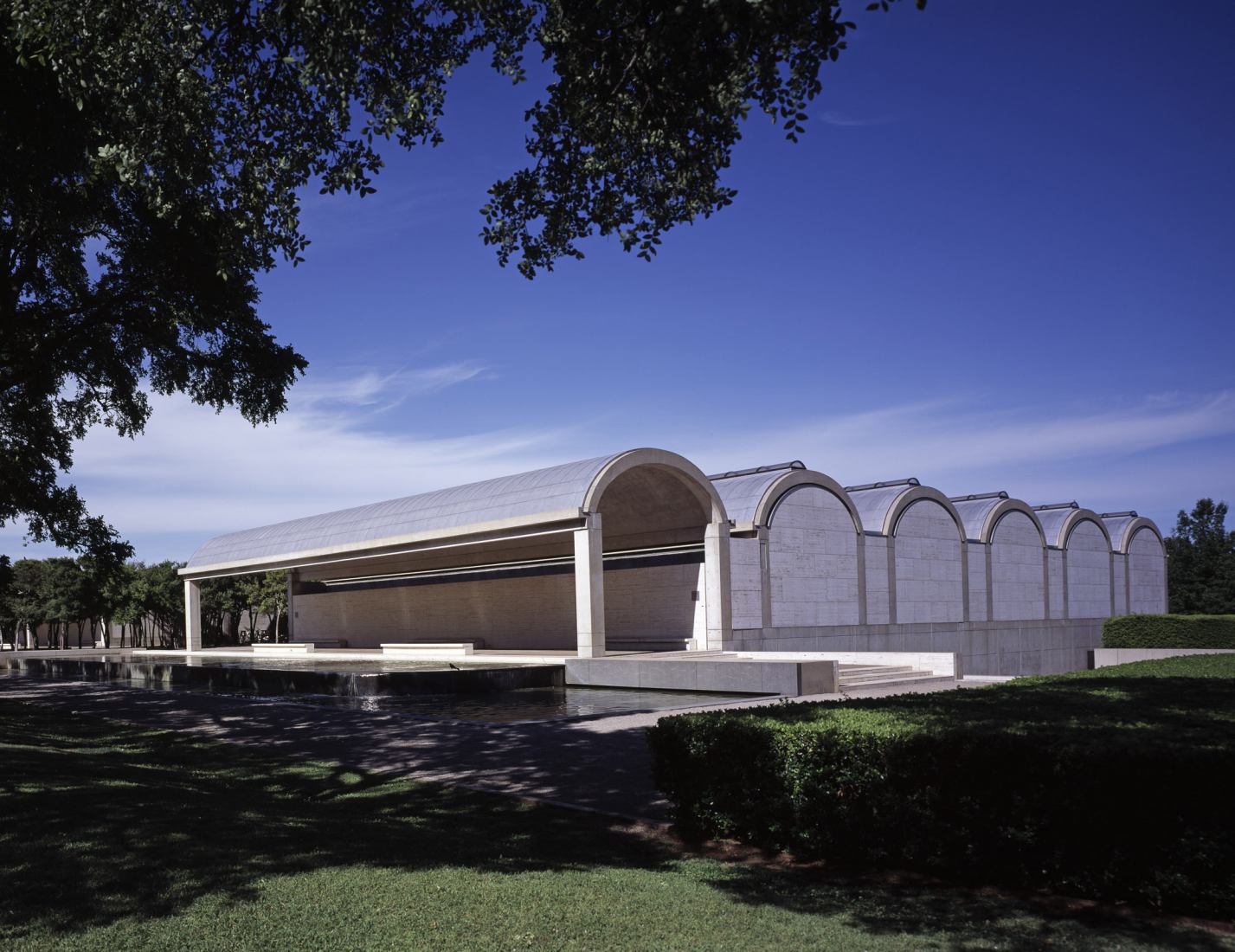 South wing of the Kimbell art museum, Fort Worth, Texas. Grounds of the Kimbell Art Museum in Fort Worth by Pattison and conceived by Louis Kahn. Photograph by Carol M. Highsmith /USA Library of Congress (Public domain).