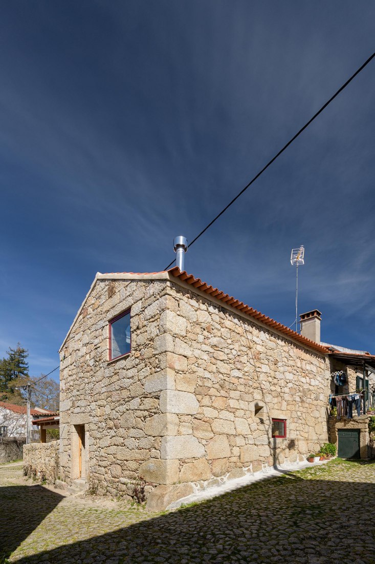 Rural House by HBG Architects. Photograph by Ricardo Oliveira Alves