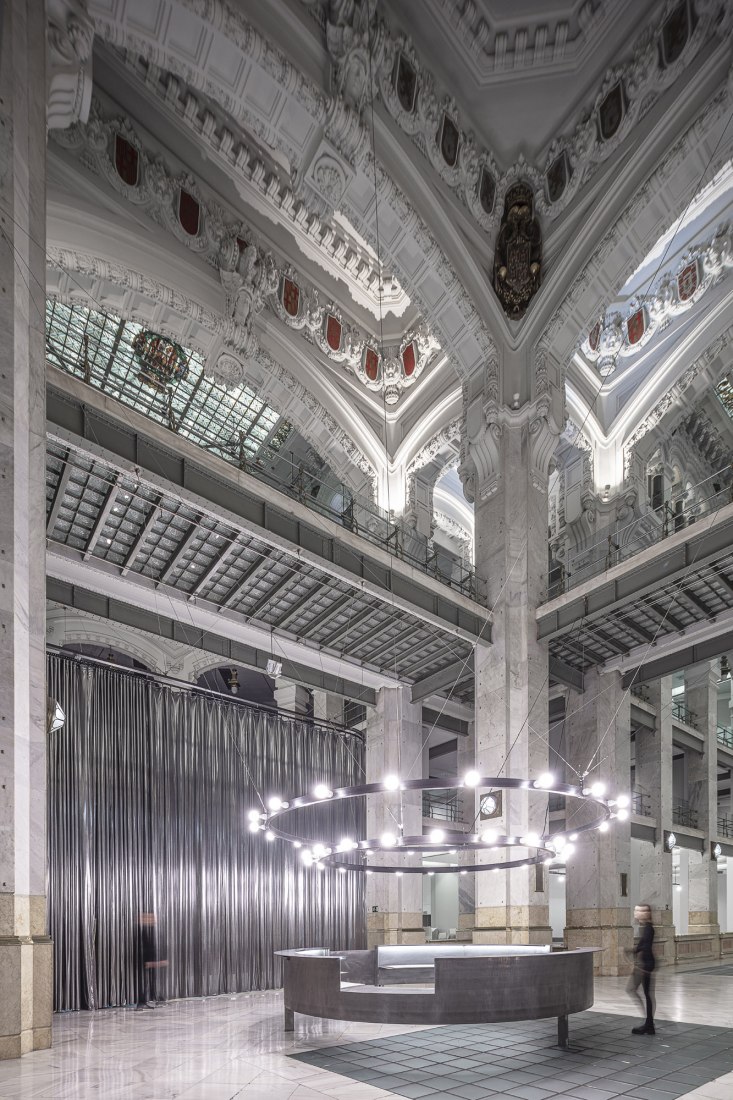 Colgando del Centro by Héctor Fernández Elorza. Photograph by Montse Zamorano