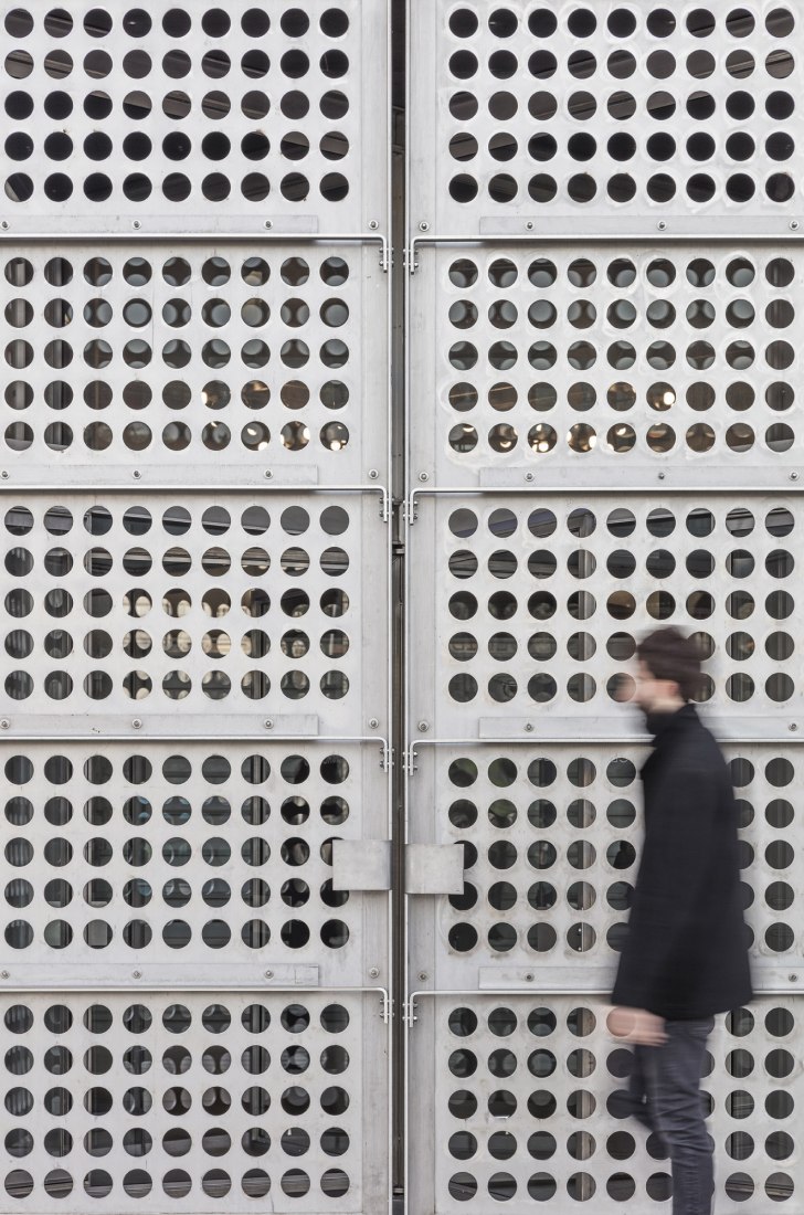 Colgando del Centro by Héctor Fernández Elorza. Photograph by Montse Zamorano