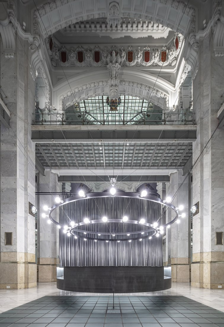 Colgando del Centro by Héctor Fernández Elorza. Photograph by Montse Zamorano