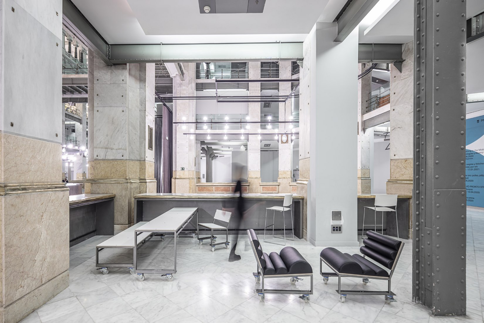 Colgando del Centro by Héctor Fernández Elorza. Photograph by Montse Zamorano