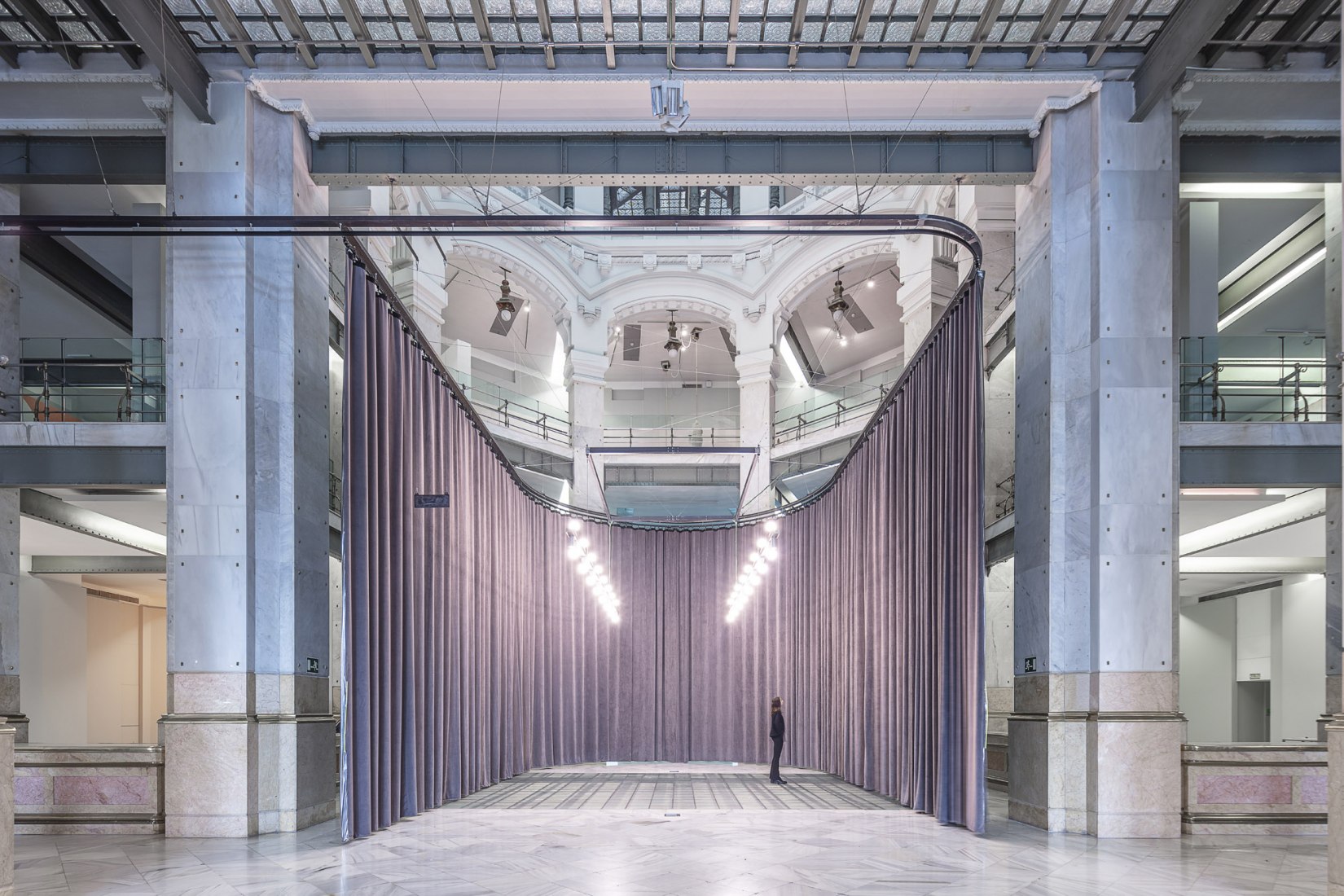 Colgando del Centro by Héctor Fernández Elorza. Photograph by Montse Zamorano