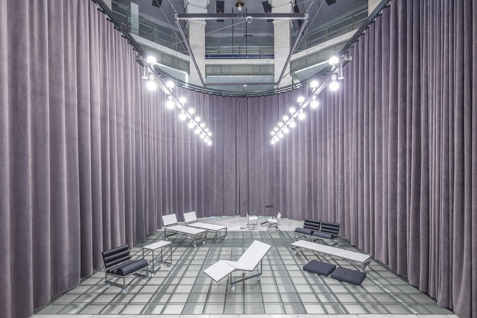 Colgando del Centro by Héctor Fernández Elorza. Photograph by Montse Zamorano