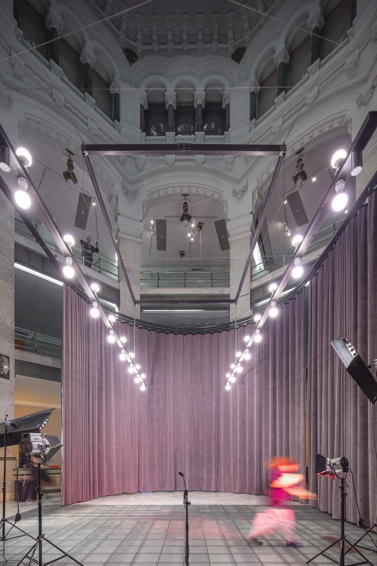 Colgando del Centro by Héctor Fernández Elorza. Photograph by Montse Zamorano