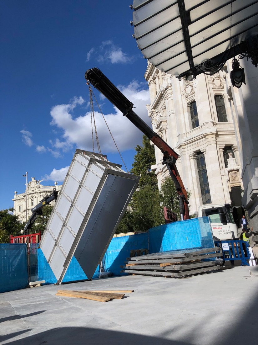 Construction. Colgando del Centro by Héctor Fernández Elorza