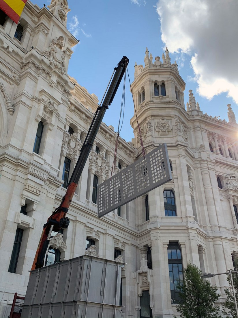 Construction. Colgando del Centro by Héctor Fernández Elorza