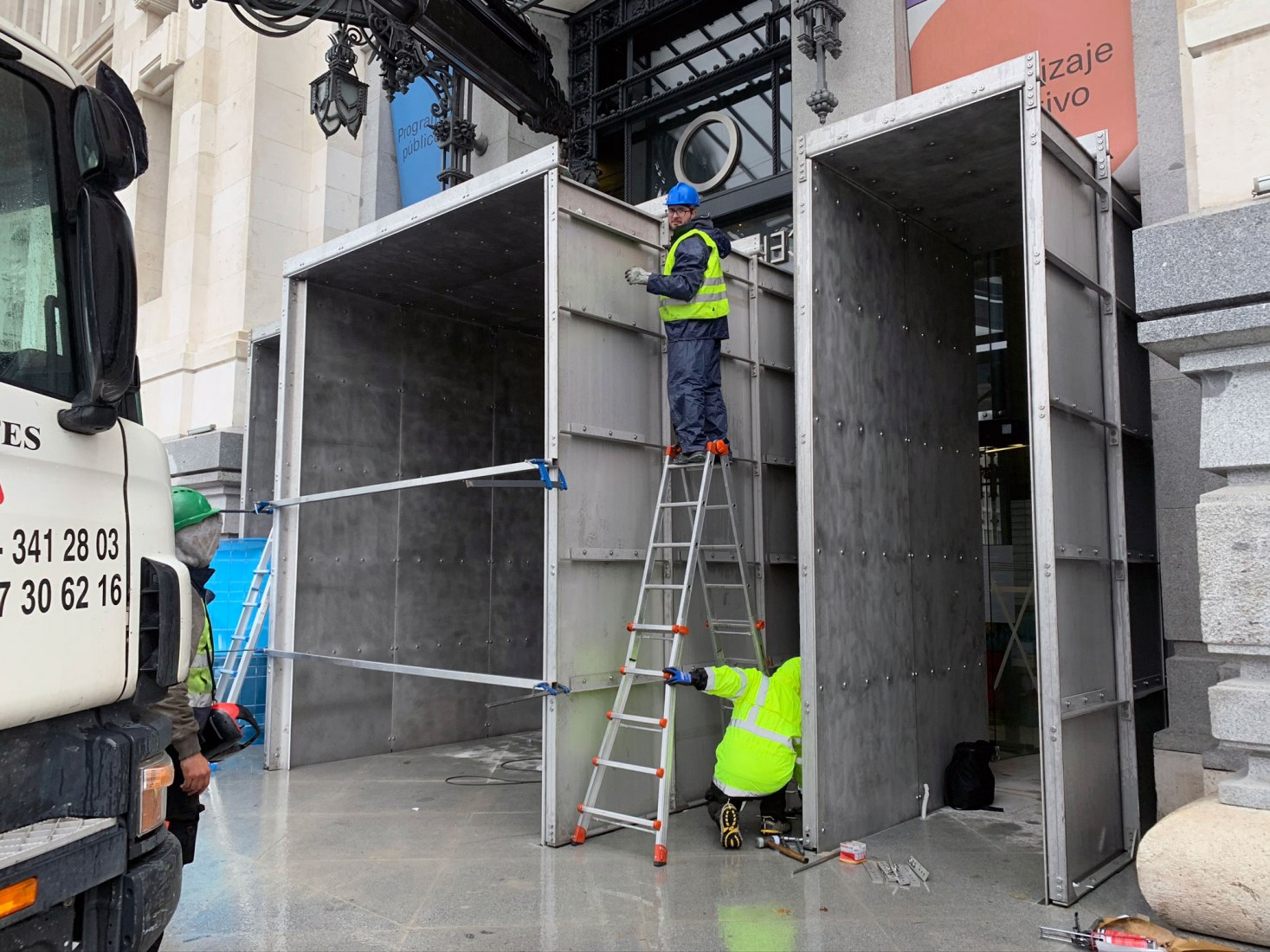 Construction. Colgando del Centro by Héctor Fernández Elorza