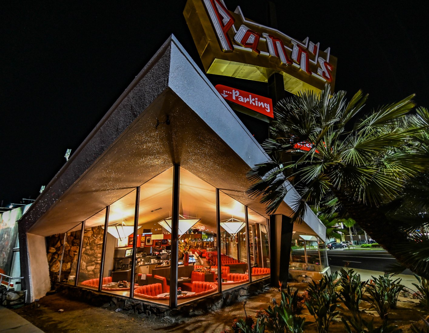 Pann restaurant, Googie diner. Photo by Russell Mondy via Flickr Creative Commons (CC BY-NC 2.0) 
