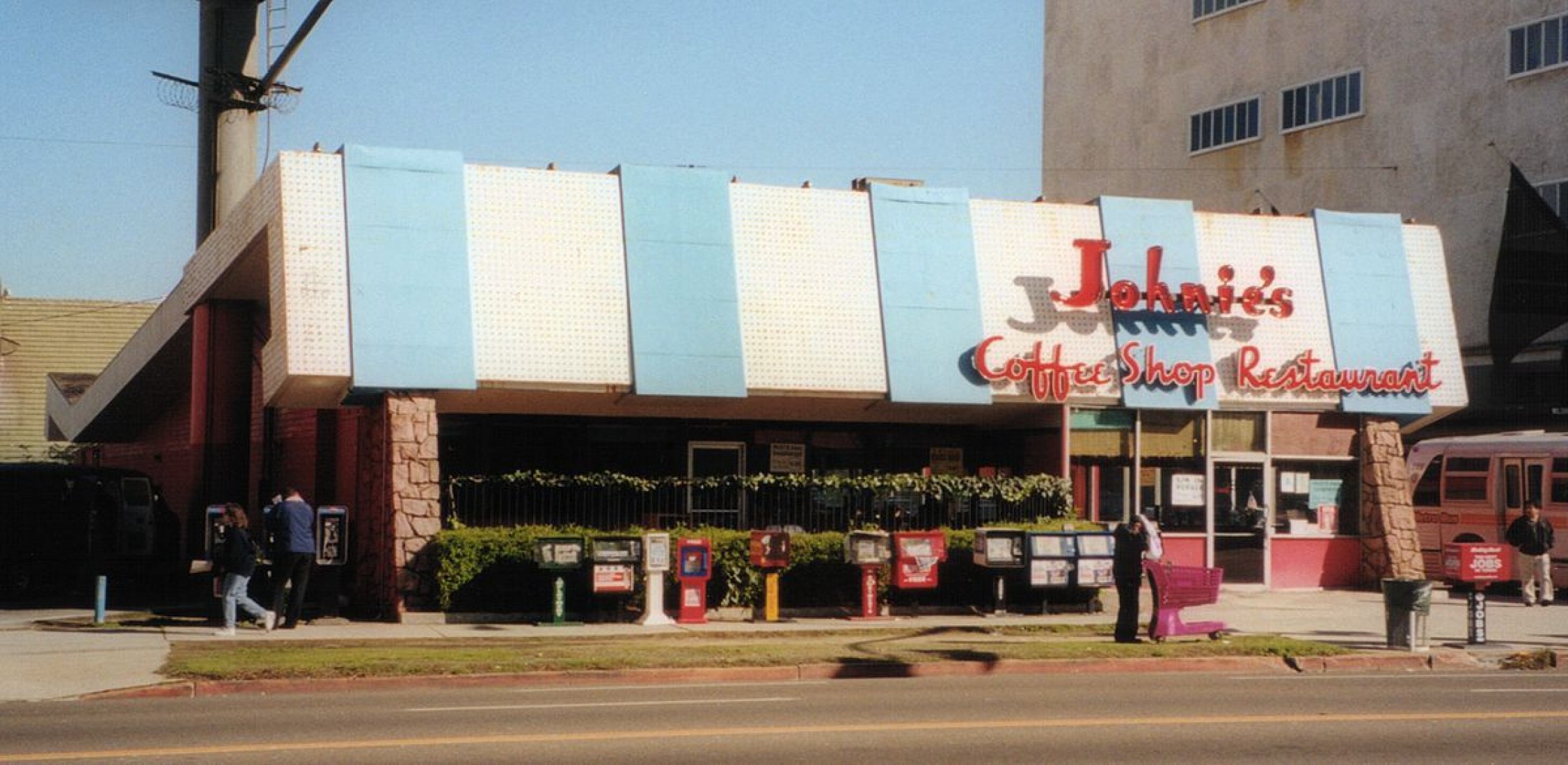 “With Helen on board,” Armet and Davis popularized Googie architecture, not just in Los Angeles, but across the country. Photo by Chris Jepsen via Flickr Creative Commons (CC BY-NC-ND 2.0)