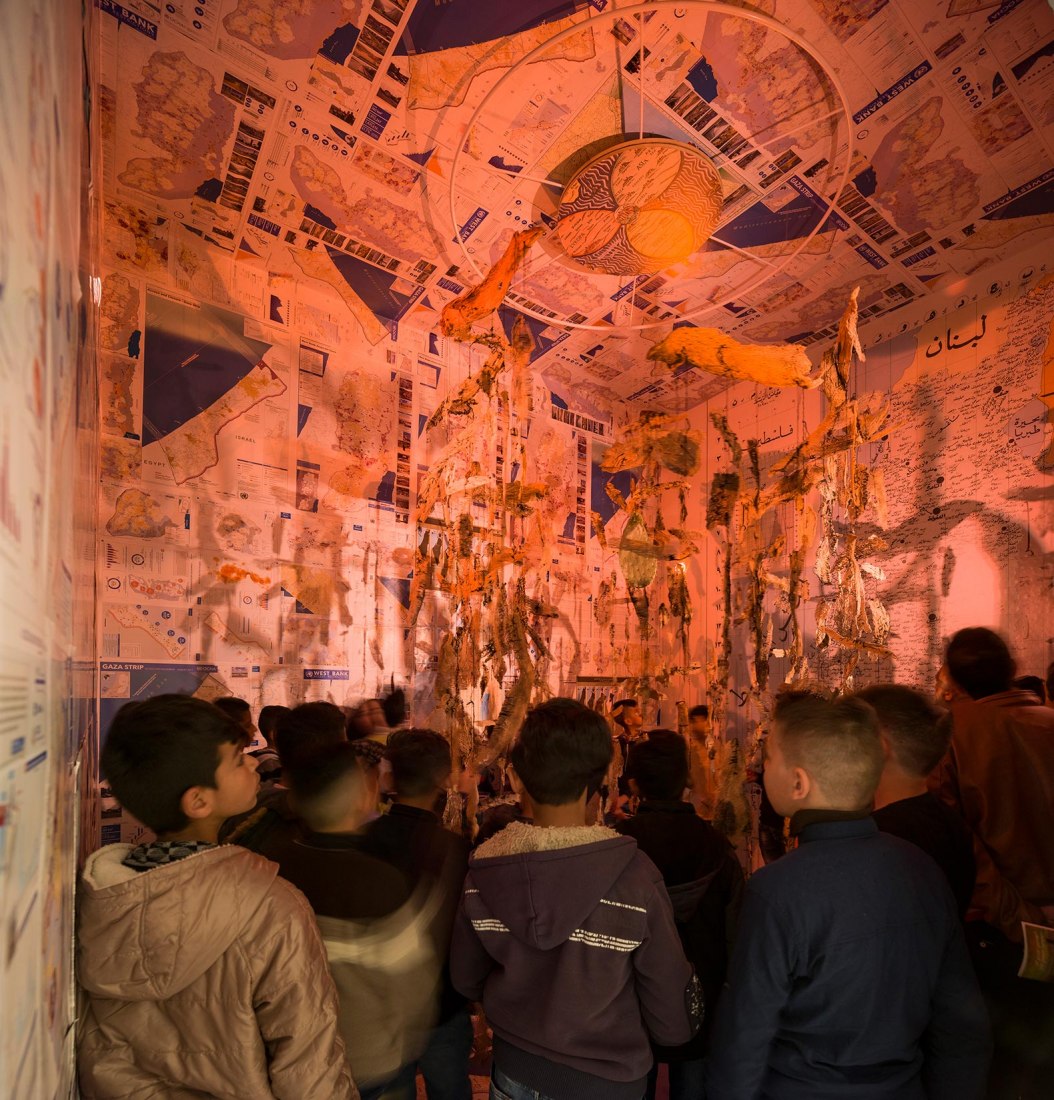 Niños entrando en una instalación artística. Fotografía © Aga Khan Trust for Culture / Cemal Emden.