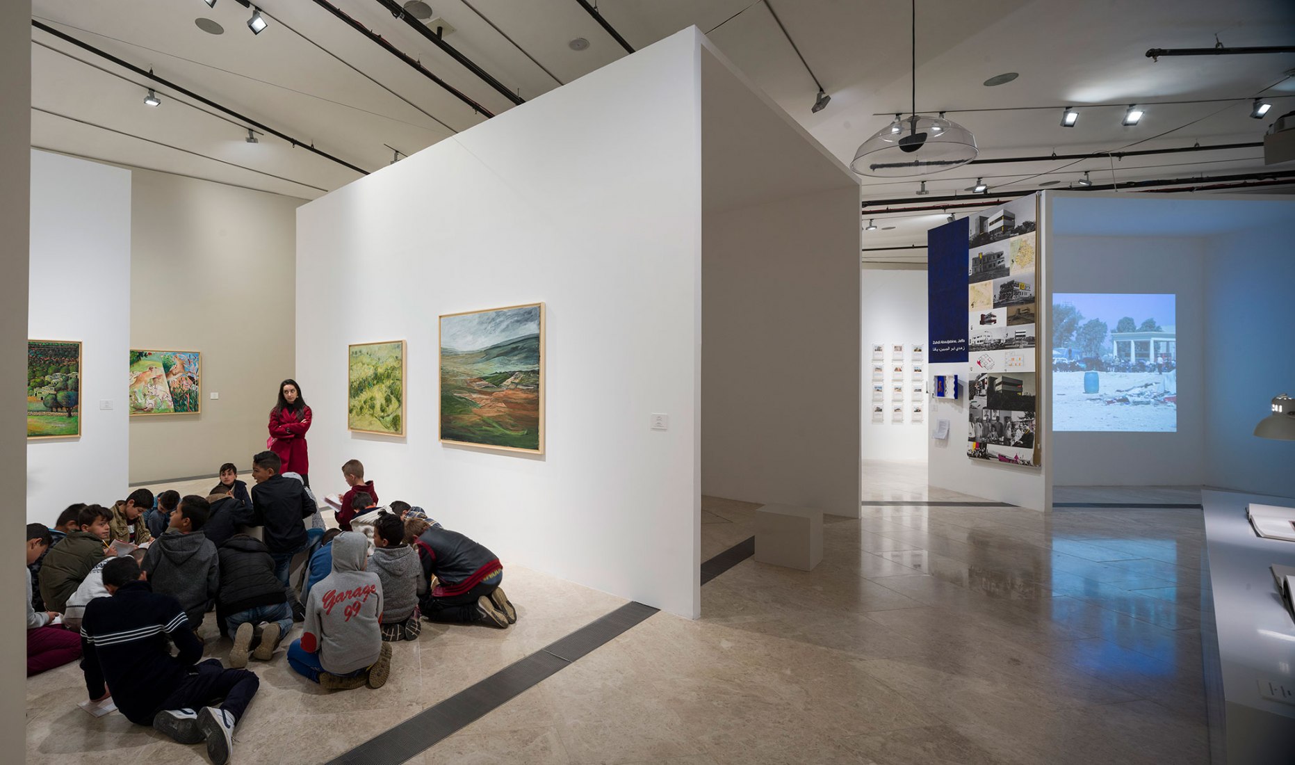 Niños disfrutando de una visita guiada a la exposición del museo. Fotografía © Aga Khan Trust for Culture / Cemal Emden.