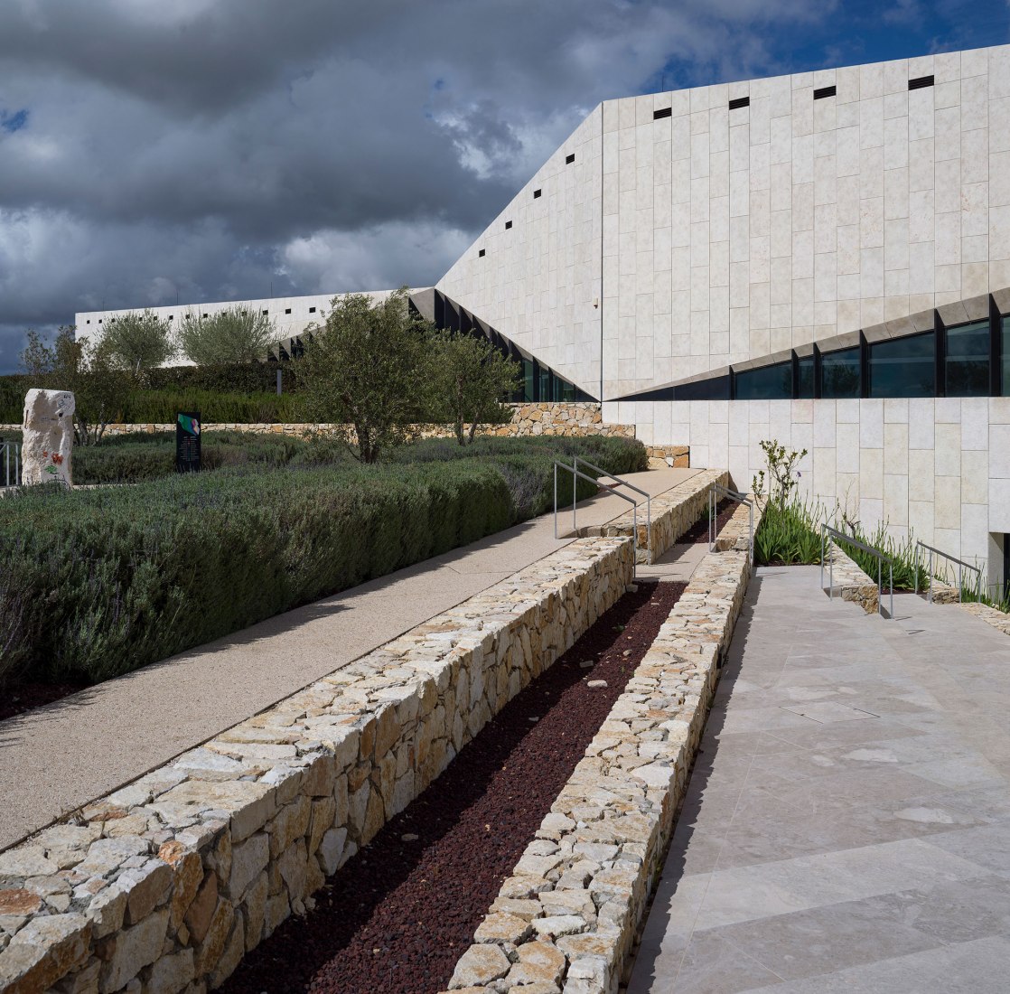 Conexión entre los jardines y la terraza, mostrando diferentes tipos de piedras locales utilizadas en la construcción. Fotografía © Aga Khan Trust for Culture / Cemal Emden.