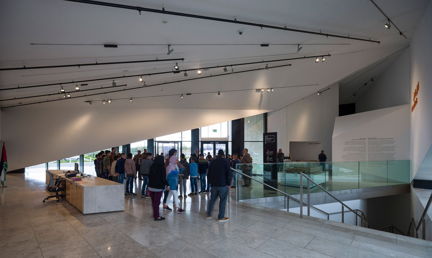 Grupo escolar tras una visita guiada al museo. Fotografía © Aga Khan Trust for Culture / Cemal Emden.