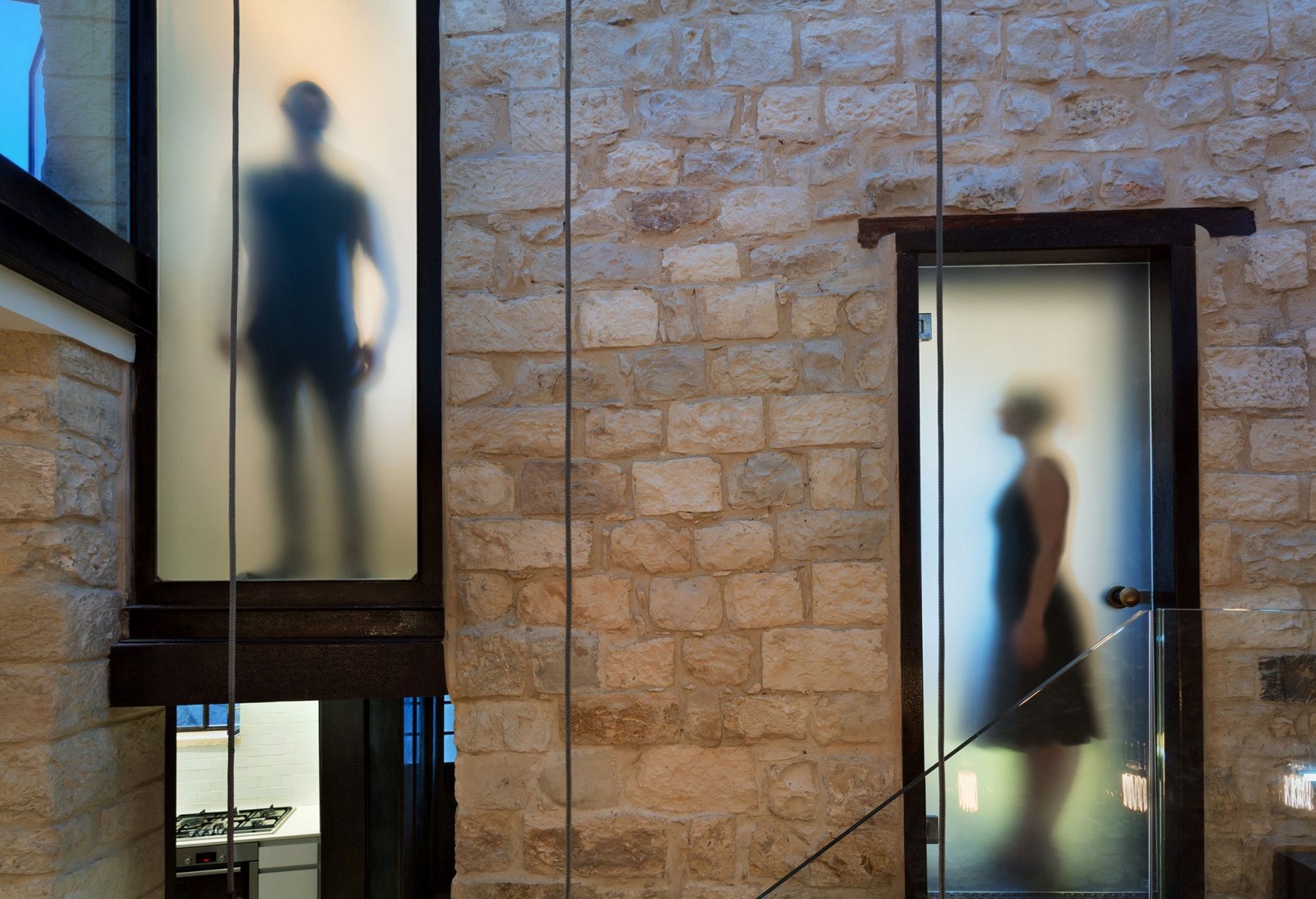 Casa vertical de piedra en Safed por Henkin Shavit Studio. Fotografía por Assaf Pinchuk