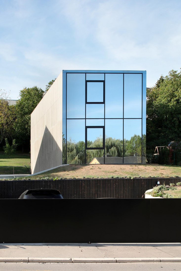 Hercule, single-family house by 2001. Photograph by Maxime Delvaux