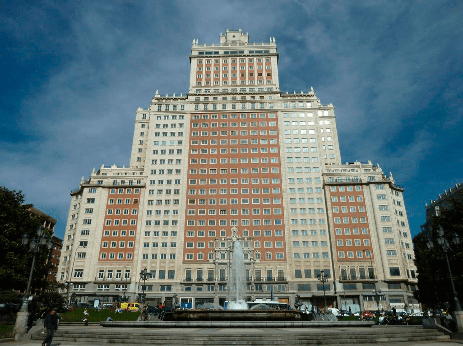 The Edificio España has been almost five years "on sale". Image via Vozpópuli.