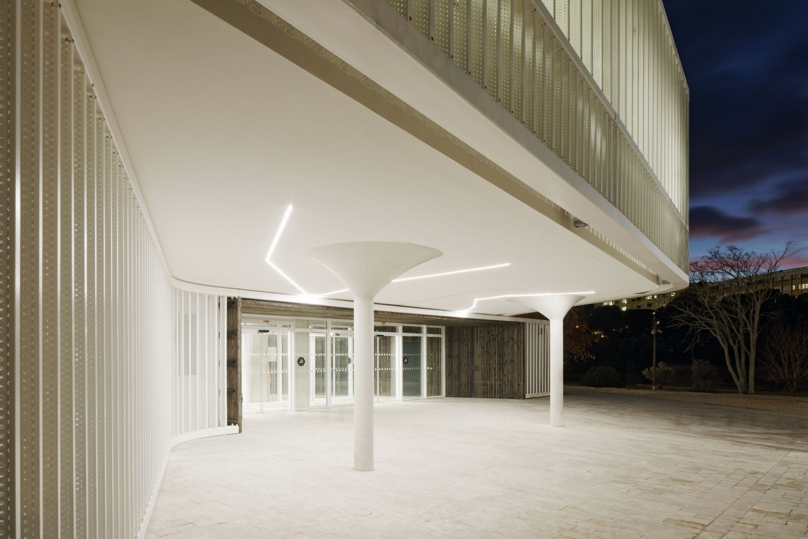 Learning center Hexagone by Rémy Marciano. Photograph by Takuji Shimmur.
