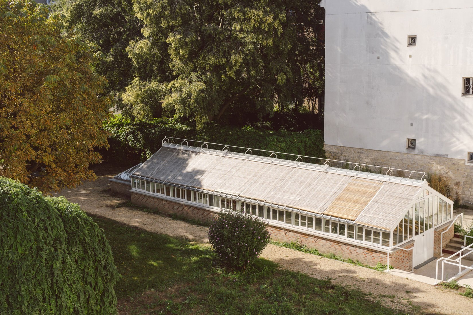 A greenhouse as a place of leisure. Hospitality room by FORME. Photography by Giaime Meloni.