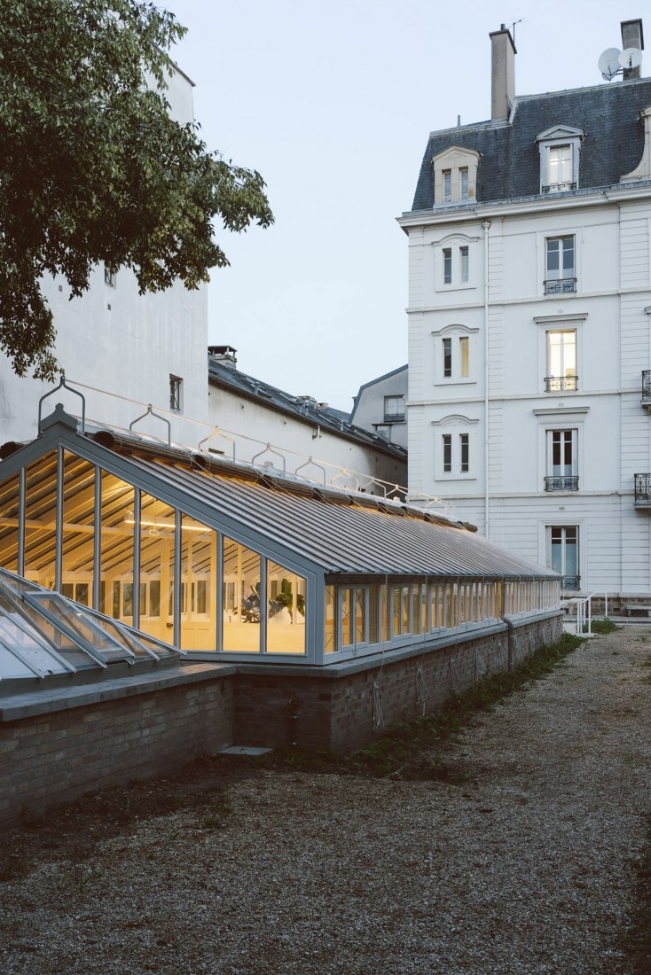 A greenhouse as a place of leisure. Hospitality room by FORME. Photography by Giaime Meloni.