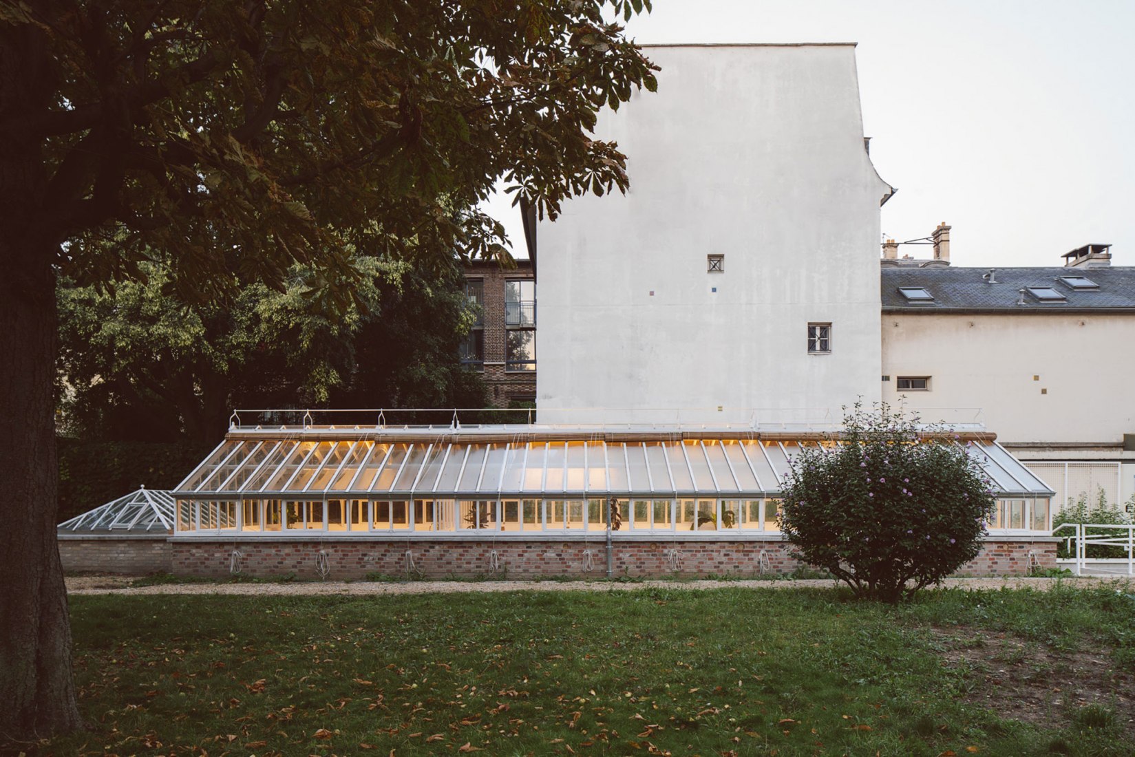 A greenhouse as a place of leisure. Hospitality room by FORME. Photography by Giaime Meloni.