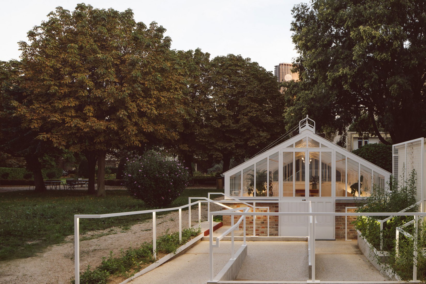 A greenhouse as a place of leisure. Hospitality room by FORME. Photography by Giaime Meloni.