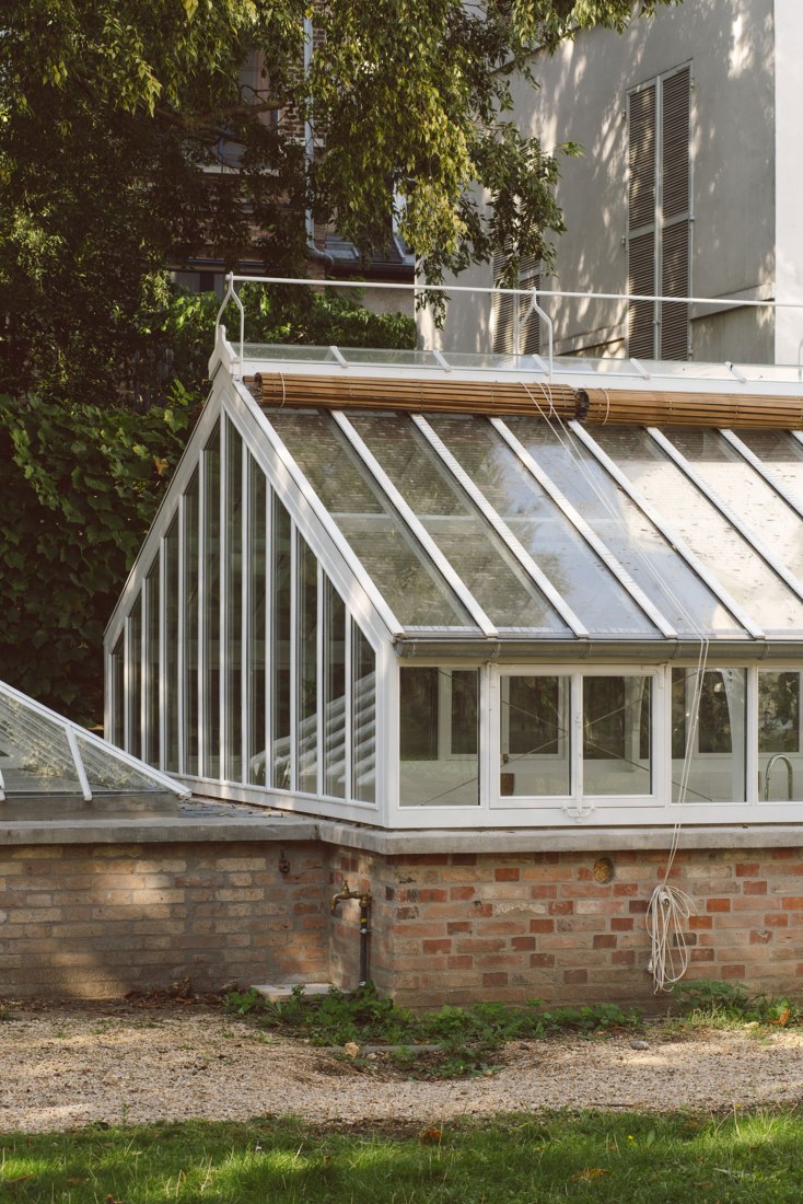 A greenhouse as a place of leisure. Hospitality room by FORME. Photography by Giaime Meloni.