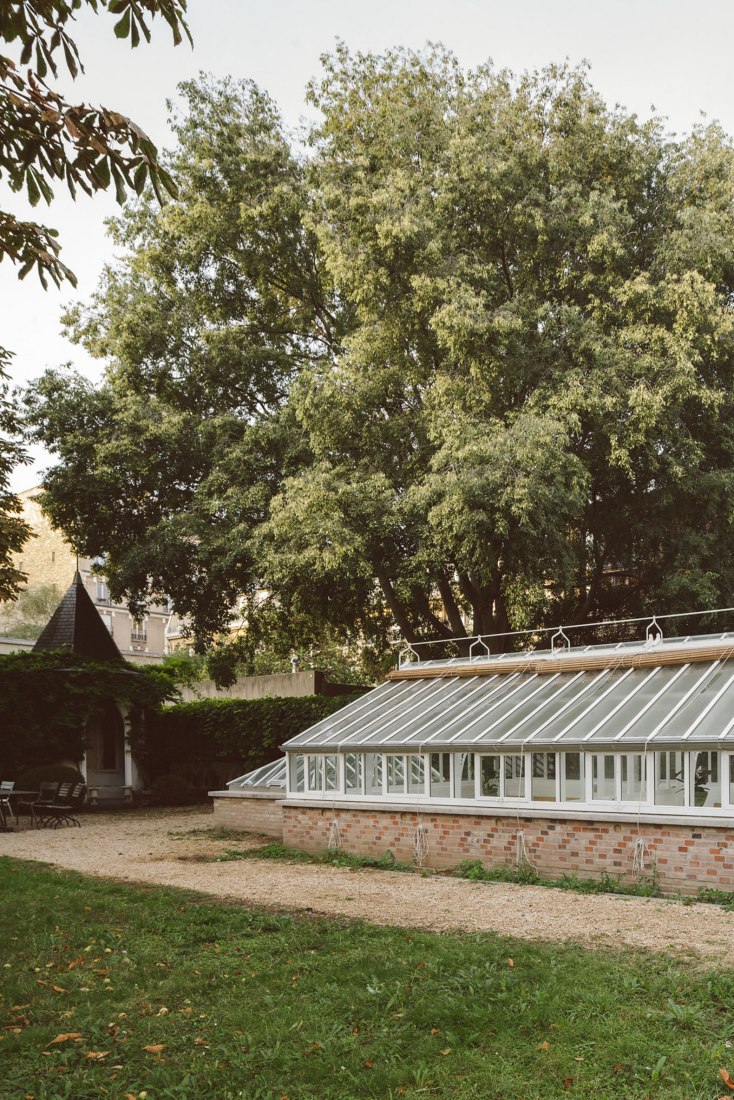 A greenhouse as a place of leisure. Hospitality room by FORME. Photography by Giaime Meloni.