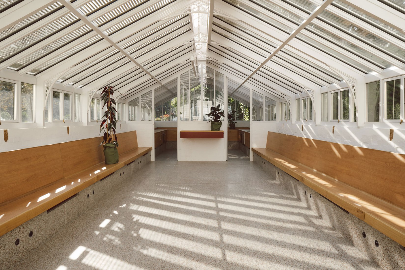 A greenhouse as a place of leisure. Hospitality room by FORME. Photography by Giaime Meloni.