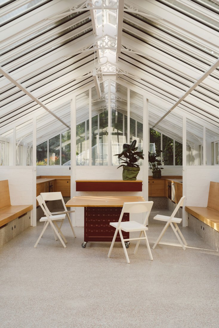 A greenhouse as a place of leisure. Hospitality room by FORME. Photography by Giaime Meloni.