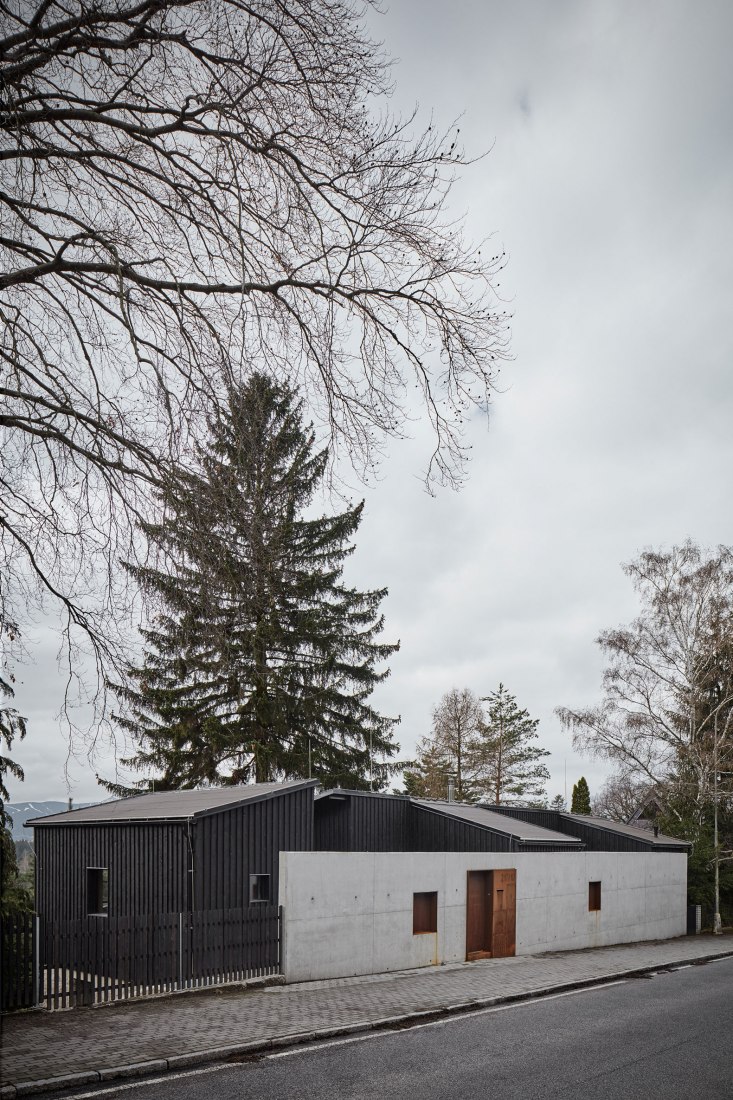 "Casa detrás del muro" por Mjölk architects. Fotografía de Jakub Skokan, Martin Tůma / BoysPlayNice.
