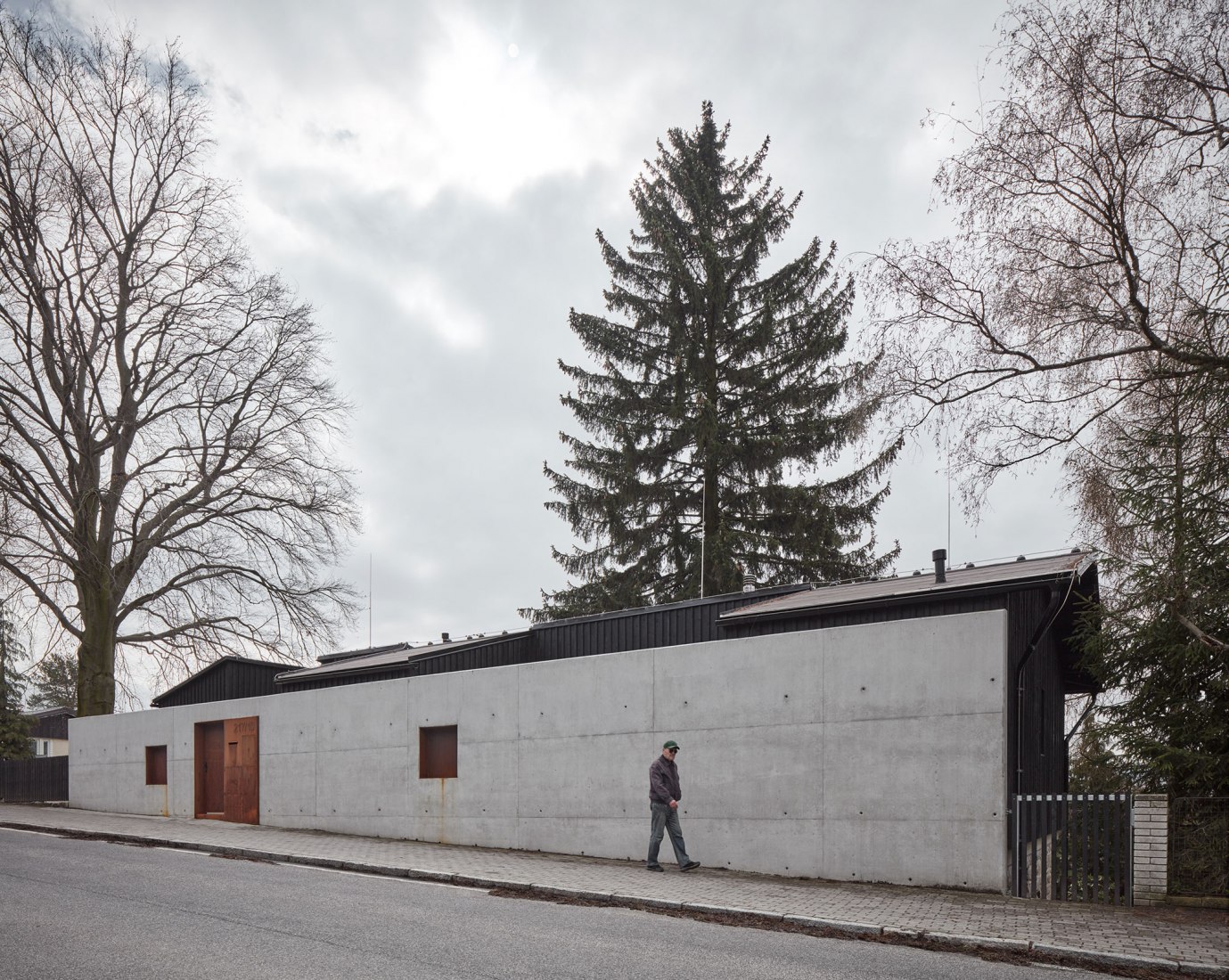 "Casa detrás del muro" por Mjölk architects. Fotografía de Jakub Skokan, Martin Tůma / BoysPlayNice.