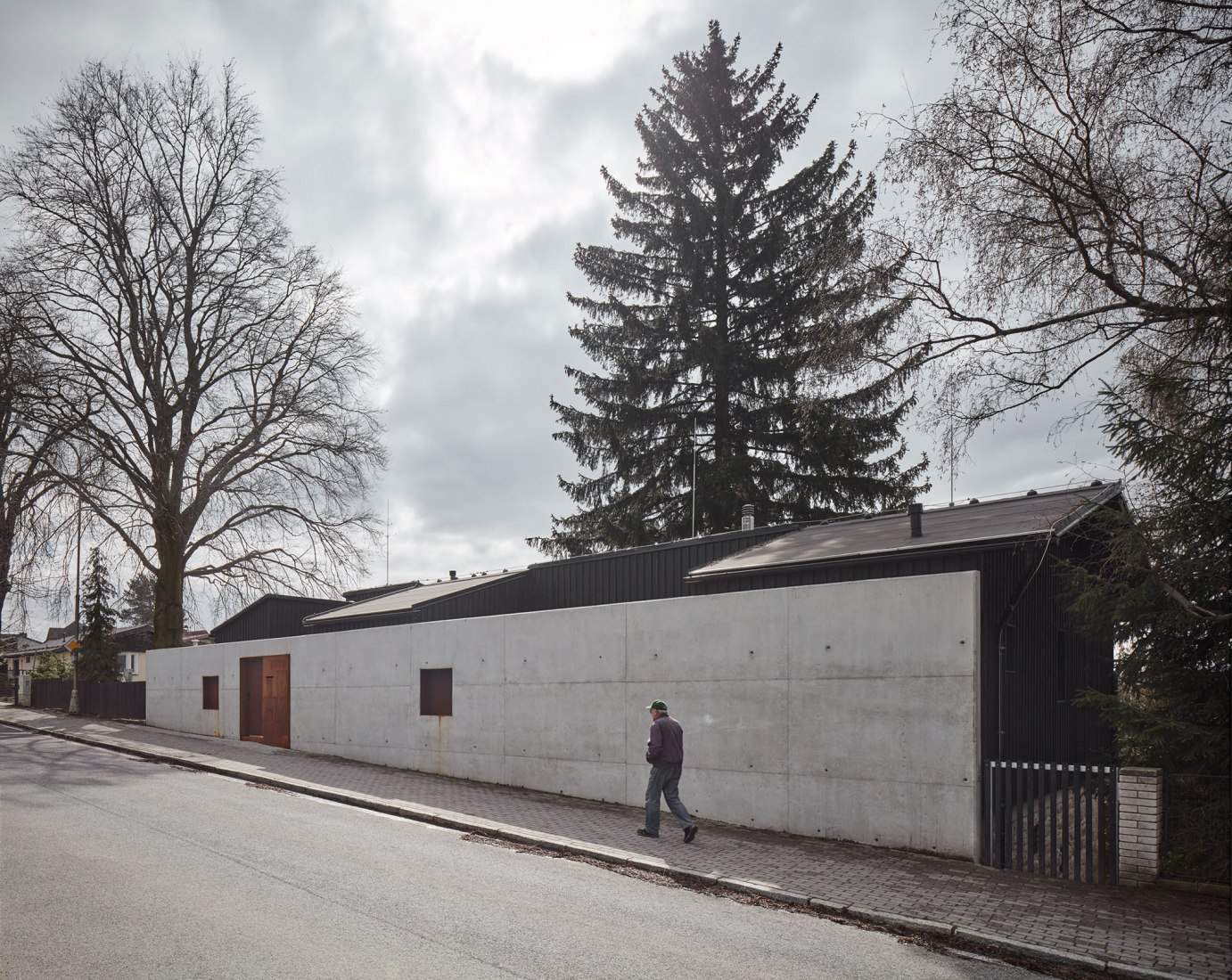 "Casa detrás del muro" por Mjölk architects. Fotografía de Jakub Skokan, Martin Tůma / BoysPlayNice.